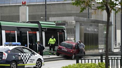 El metro de granada es muy nuevo, se trata de una práctica línea que cruza toda la ciudad. Un coche se empotra contra la parada del PTS en el Metro ...