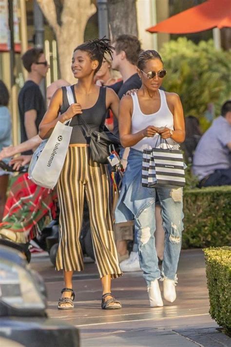 Willow Smith With Her Mom Jada Pinkett Celebrities Female Celebrity