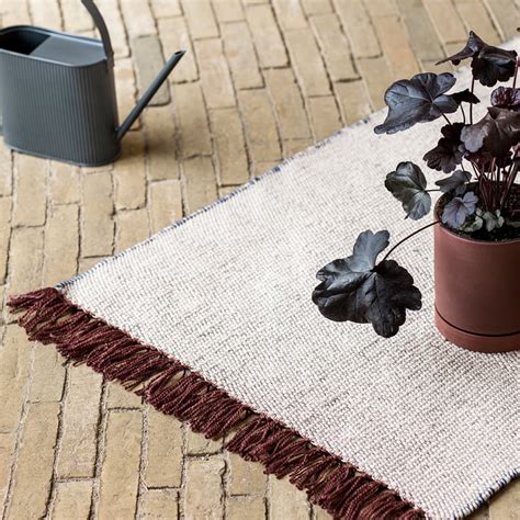 Vævet med en tynd og en tyk tråd, tæppet får en ujævn blød følelse med en naturlig struktur og en bestemt dybde. Nomad Teppich 70 x 180 cm von ferm Living