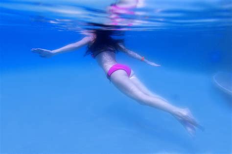 Wallpaper Underwater Swimming Pool Bikini Brunette Photography