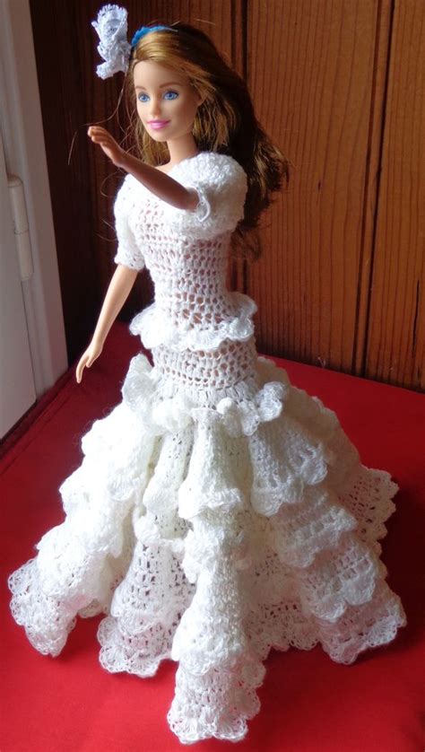 barbie avec une nouvelle robe au crochet habit barbie wedding doll knitting projects barbie