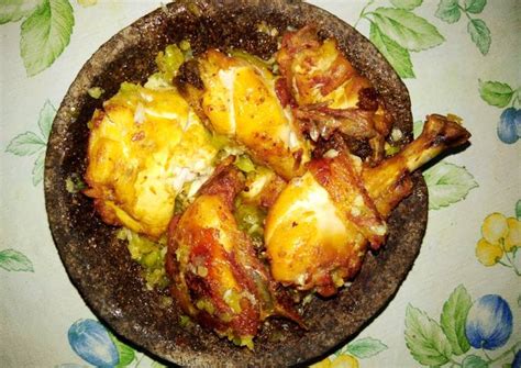 Disajikan dengan nasi hangat dan sambal bawang, begitu terbayang kelezatannya. Resep Ayam geprek sambel bawang oleh Mami Faruq - Cookpad
