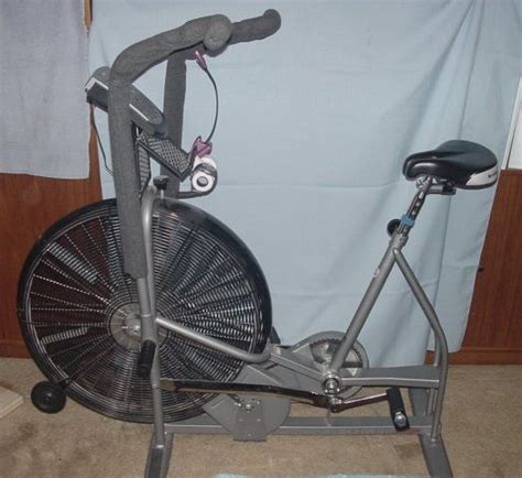 Orientation is based from a seated position on the bike. AirDyne AD4 - Shelf