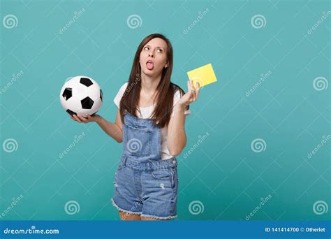 Léquipe Ennuyeuse De Soutien De Passioné Du Football De Jeune Femme Avec Du Ballon De Football