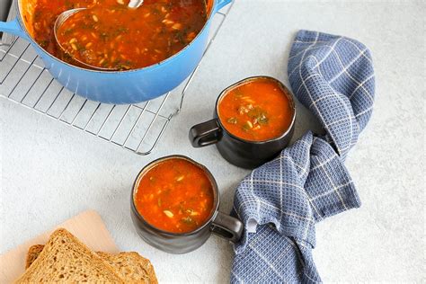 Italiaanse soep met worst en orzo klaar in 25 minuten