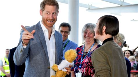 Bei einem besuch an der lealands. Prince Harry Just Gave a Sweet Update on Baby Archie While ...