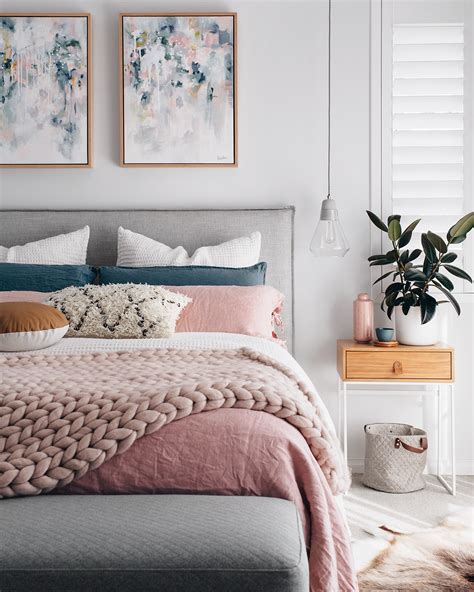 It also works well with white, black, yellow, blue, or any other artistic pieces you want to add to your bedroom. 9 Bedroom Color Schemes for People Who Like to Keep it Trendy