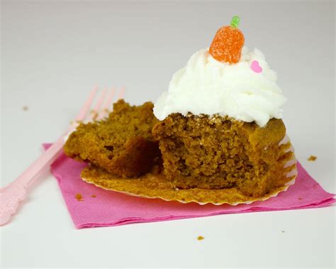 Welcome to the official youtube channel of wilton! {VIDEO} THE BEST Cream Cheese Frosting/Filling (in over a ...