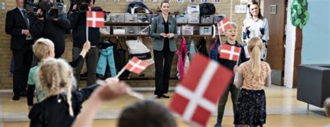 Get your denmark flag in a jpg, png, gif or psd file. Danemarca: În prima zi de școală, elevii au primit steagul ...