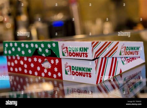 Caja De Dunkin Donuts Fotografías E Imágenes De Alta Resolución Alamy