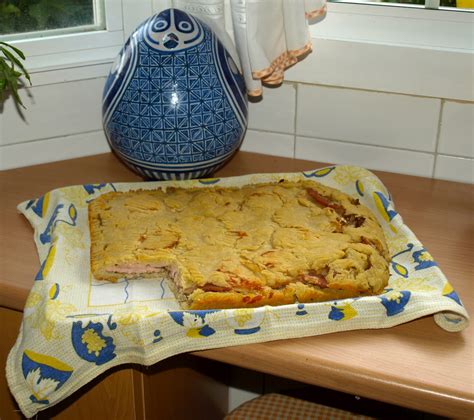 El lacón es una fuente de proteínas de alto valor biológico, y su composición es parecida a la de la paletilla, por eso tiene más grasa, como un 20% de. Cocinar es vivir y Bordar también: Empanada de lacón y ...