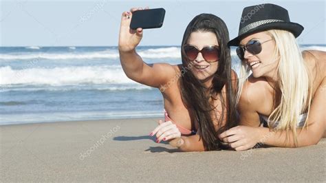 Dos Chicas Atractivas Jóvenes Tomando Un Selfie Con Cámara