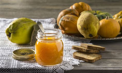 Crude o cotte, in padella o bollite, gratinate o al vapore, regalano in qualsiasi caso un sapore unico e piacevole, mai eccessivo. Confettura di mele cotogne