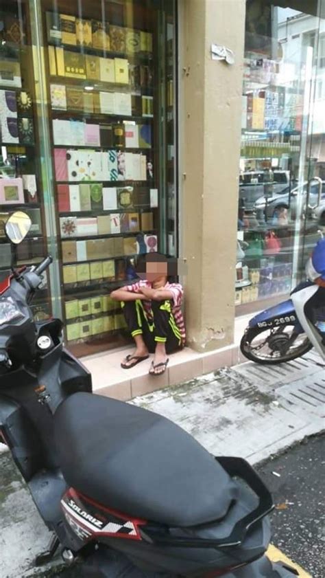 For more information and source, see on this link : Di Lorong Itu.. Ada Anak Lelaki Selalu Tidur, Dengan Perut ...