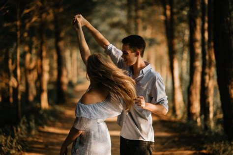 Couple Poses And Photography Ideas To Capture Genuinely Romantic Portraits