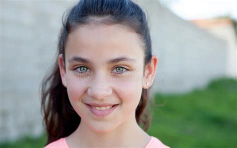 muchacha hermosa del preadolescente con los ojos azules imagen de archivo imagen de alumno