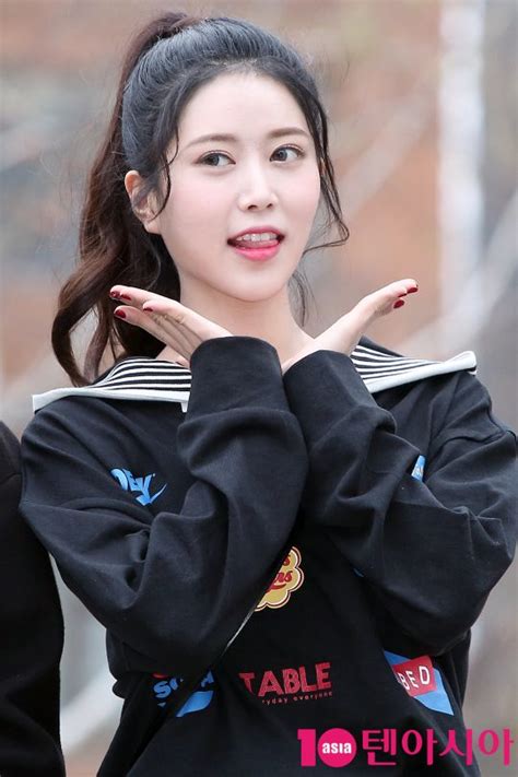 브레이브걸스(brave girls)는 대한민국의 4인조 걸 그룹으로, 브레이브 엔터테인먼트 소속이다. TEN PHOTO 브레이브걸스 하윤 '귀여움 넘치는 그녀' | 텐아시아