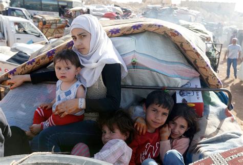 several hundred syrian refugees in lebanon return to syria