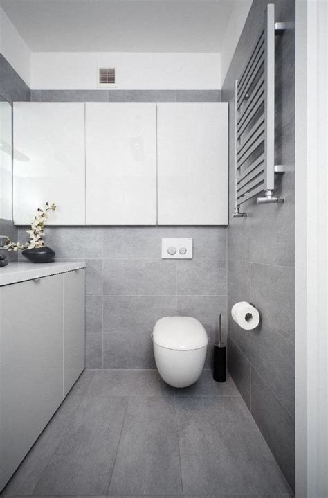 Die wasserundurchlässigen beläge sind ideal für feuchträume und in vielen varianten erhältlich. badezimmer modern einrichten-graue-fliesen-weisse ...