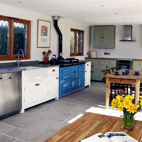 A highly evolved kitchen design layout, this design allows for two workstations. Painted L-shaped kitchen | L-shaped kitchen design ideas ...