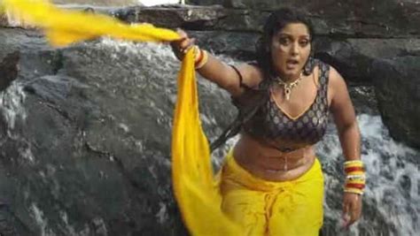 Bhojpuri Actress Anjana Singh Song Sarkat Chunariya Video Viral Watch Here सरकत चुनरिया गाने
