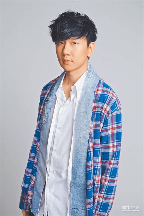 江南 作詞：李瑞洵 作曲：林俊傑 編曲：蔡政勳/陳建瑋 監製：許環良 風到這裡就是黏 黏住過客的思念 雨到了這裡纏成線 纏著我們流連人世間 妳在身邊就是緣 緣分寫在三生石上面 愛有萬分之一甜 寧願我就葬在這一點 圈圈圓圓圈圈 天天年年天天的我 深深看你的臉 生氣的溫柔 埋怨的溫柔的臉. 林俊傑率管弦樂壓軸金曲 - 娛樂新聞 - 中國時報