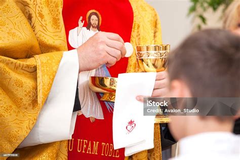Pendeta Memberikan Komuni Pertama Simbol Tubuh Dan Darah Kristus Foto