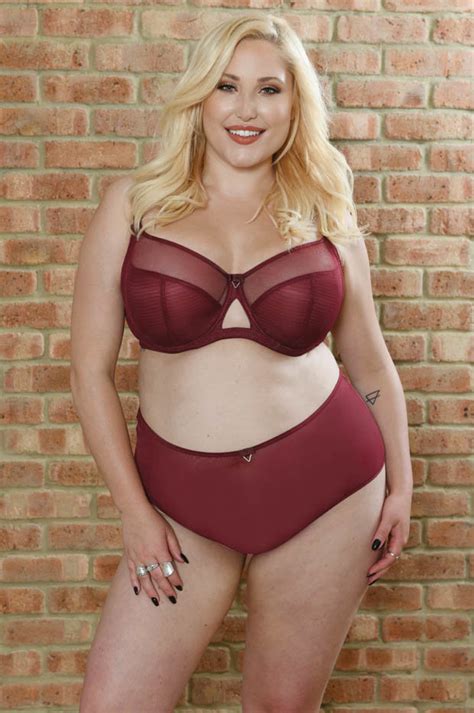 Here are five things on david hasselhoff's daughter and first 'curve hayley hasselhoff, 28, is making headlines after showcasing her body as the first curve model to. Hayley Hasselhoff shows off her curves to woo her fans - BRITISHBROADCASTER.COM