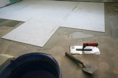 And you can do much more with the crossline laser, for example precisely attach strips of wallpaper, install stair railings and lay tiles.: Das Dünnbettverfahren - amerikanische Technik der Fliesenleger