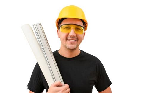Ingeniero Masculino Sonriente En Casco Amarillo Mirando A La Cámara