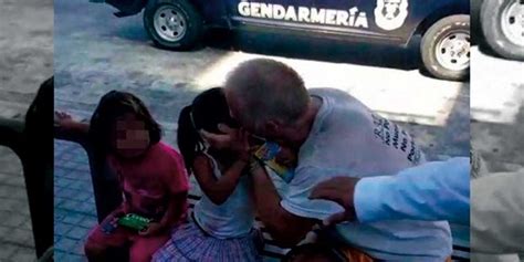 Graban A Hombre Que Tocaba Y Besaba A Niñas En México