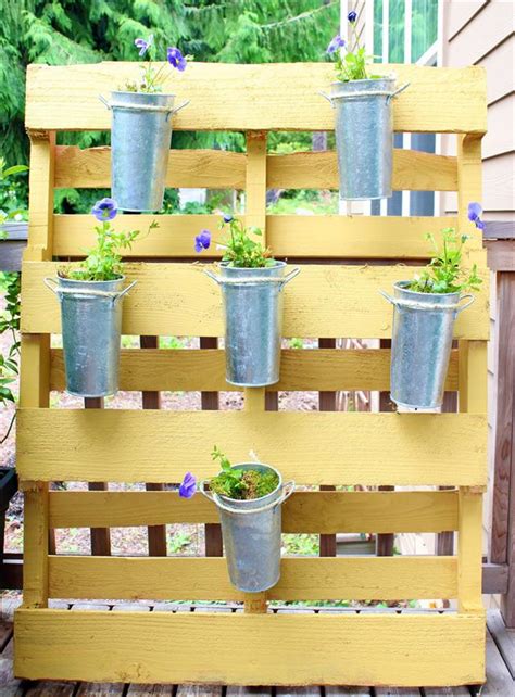 A collection of 122 free diy pallet projects and ideas with detailed tutorials for indoor or outdoor furnitures and garden that you can build now. 25 DIY Pallet Garden Projects | Pallet Furniture Plans