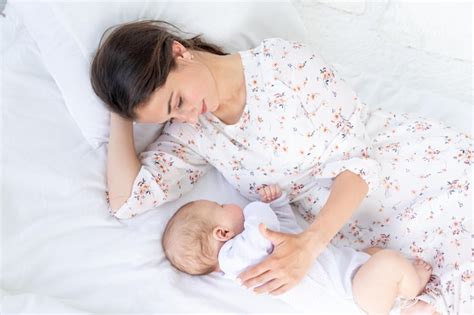 Mamá Y Bebé Recién Nacido Duermen Juntos Mamá Pone Al Bebé A Dormir En