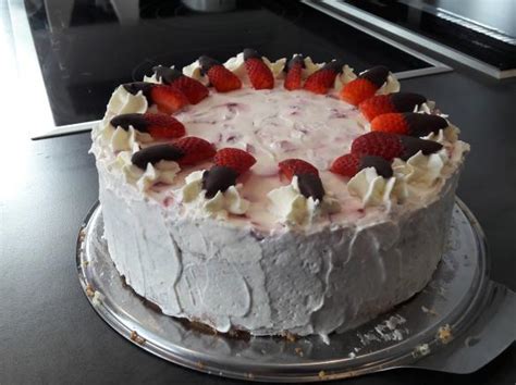Eiweiß mit 100 g zucker und einer prise salz steif schlagen. Erdbeer-Mascarpone-Torte von Pam85. Ein Thermomix ® Rezept ...