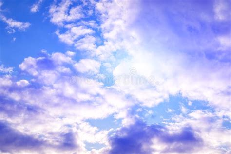 Cielo Brillante Del Contraste De La Textura Con Las Nubes Imagen De