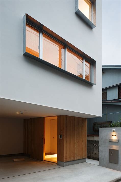 The master spy codenamed has spent his days on undercover missions, all for the dream of a better world. 上鶴間の家 by アトリエ スピノザ | homify in 2020 | Home projects, House design, Design