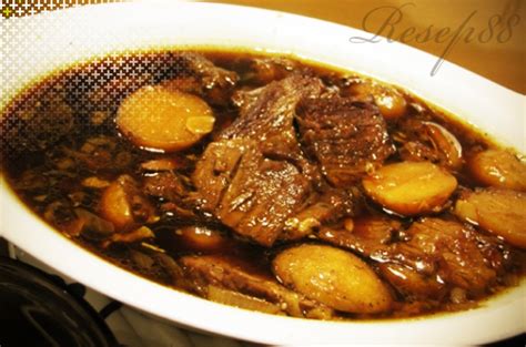 Siapkan telur puyuh yang sudah dikupas, lalu ambil satu sendok makan adonan daging. Resep Semur Daging