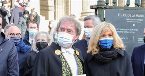 Pas de souffle, pas d'espoir, macron ne change pas de discours, ne change pas de cap et entame la dernière année dans ses vœux, emmanuel macron s'est dit plein d'espoir. Jean-Michel Wilmotte et Brigitte Macron - Sorties de la messe anniversaire à la mémoire de ...