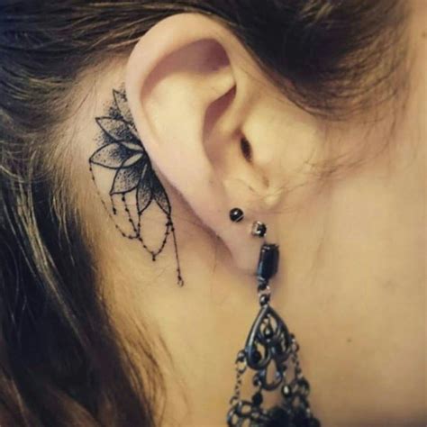 So Beautiful And Simple Behind Ear Tattoo Tatouage D Oreille Tatouage Oreille Tatouage
