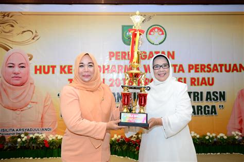 Ketua DWP Prov Riau Serahkan Trophy Lomba HUT DWP Ke 17 Prov Riau