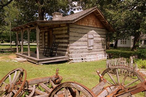 The log cabin was used on this 1840 campaign metal to symbolize frontier life and egalitarianism, a platform that successfully elected william henry harrison to the presidency. Ganoe-Bussell Log Cabin - Tullahoma, TN | Cabin, House ...