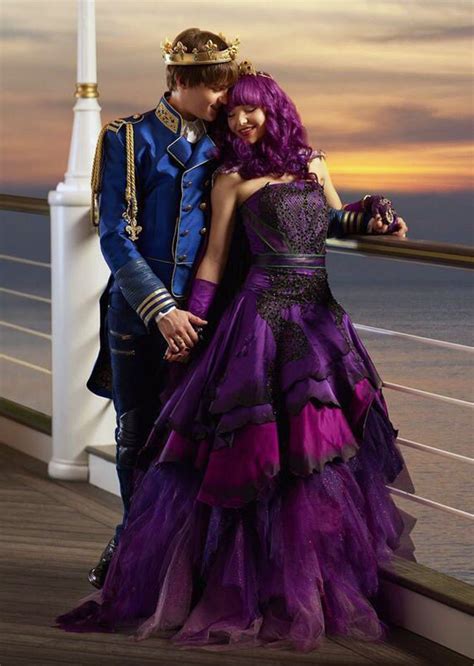 Evie is the daughter of the evil queen. Disney Descendants 2 Costumes: Mal & Evie
