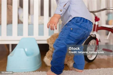 小さな幼児の男の子は彼のズボンにおしっこトイレで時間にそれを作ることができませんでした 子供のストックフォトや画像を多数ご用意 子供 ベッド 尿 Istock