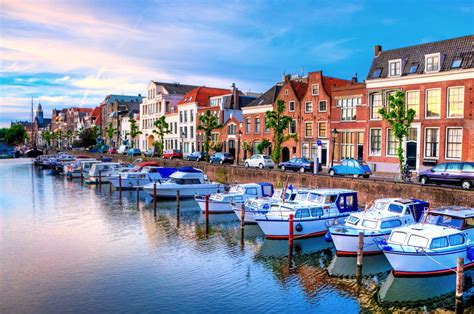 O país é uma monarquia constitucional parlamentar democrática banhada pelo mar do norte a norte e a oeste. Roterdão, a capital da arquitetura nos Países Baixos
