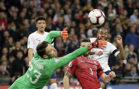 Pickford místo rozehrávky jen odkopl na české nohy, masopust to nakopl po pravém křídle a na puntíku pro penaltu našel ondráška, který s klidem překonává brankáře po zemi k tyči! Sports News | Radio Prague International