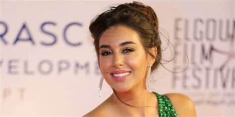 وأضافت ياسمين صبري خلال حوارها مع الفنان أشرف عبد الباقي، في برنامج عيش الليلة كشفت الفنانة ياسمين صبري أنها لم تكن مواظبة على الذهاب إلى الجامعة بشكل يومي. بعد 5 سنوات زواج من "دودي".. طلاق الفنانة ياسمين صبري ...