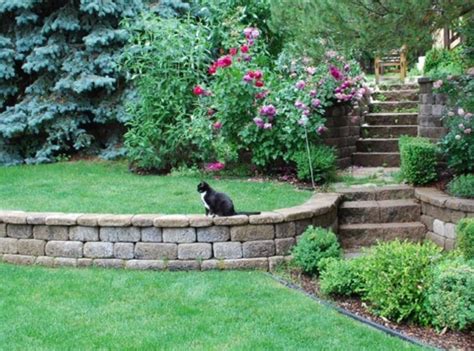 We rounded up our best retaining wall ideas so you can plan your diy landscaping project. low retaining wall ideas | Low retaining wall ideas, Front ...