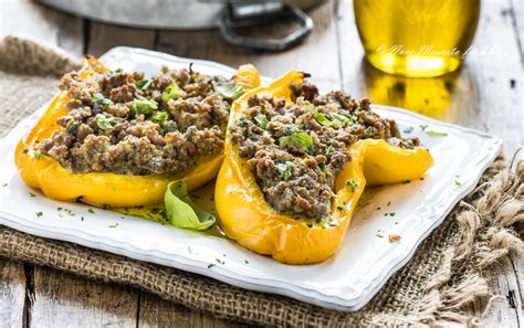 Questa ricetta ti mostrerà la preparazione classica con un ripieno a base di pane, carne trita, salsiccia e aromi. Come fare i PEPERONI RIPIENI alla carne e come cuocerli!