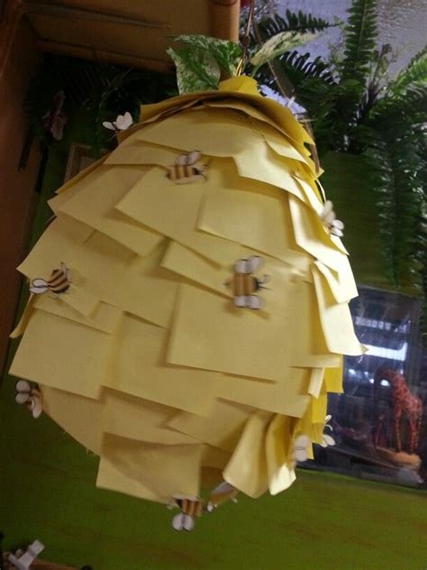 Haz una bola con el papel de aluminio y aplástala para darle forma de colmena. Panal de abejas! ! Material-globo, pega, papel amarillo ...