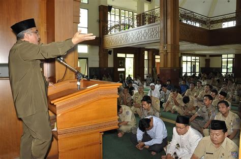 Berikut ini materi kultum singkat tentang kejujuran yang bisa kita ambil dari makna puasa ramadhan para hadirin yang saya hormati, jujur itu indah, bagi orang yang terbiasa berbuat jujur. Contoh Kumpulan Kultum Singkat - Aneka Macam Contoh